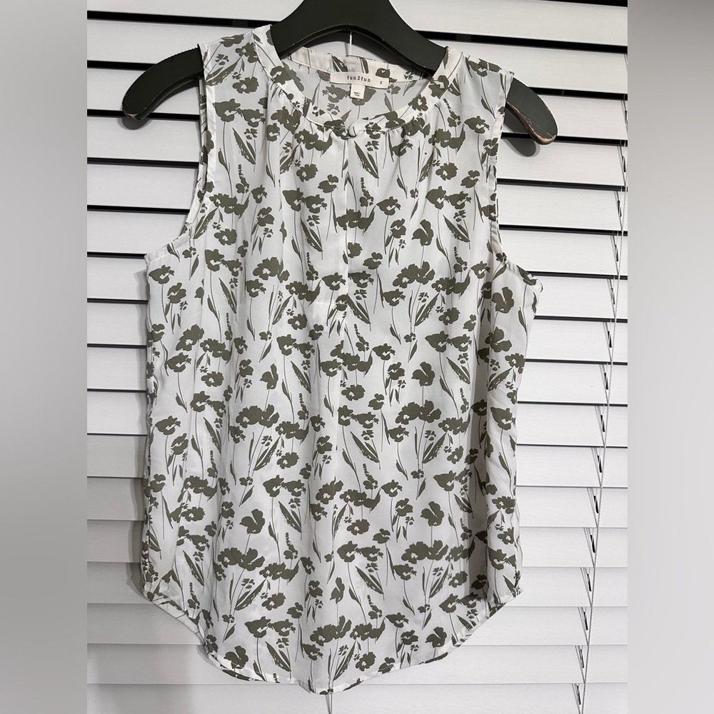 🛍️ Fun 2 Fun White/Green Top Size Small